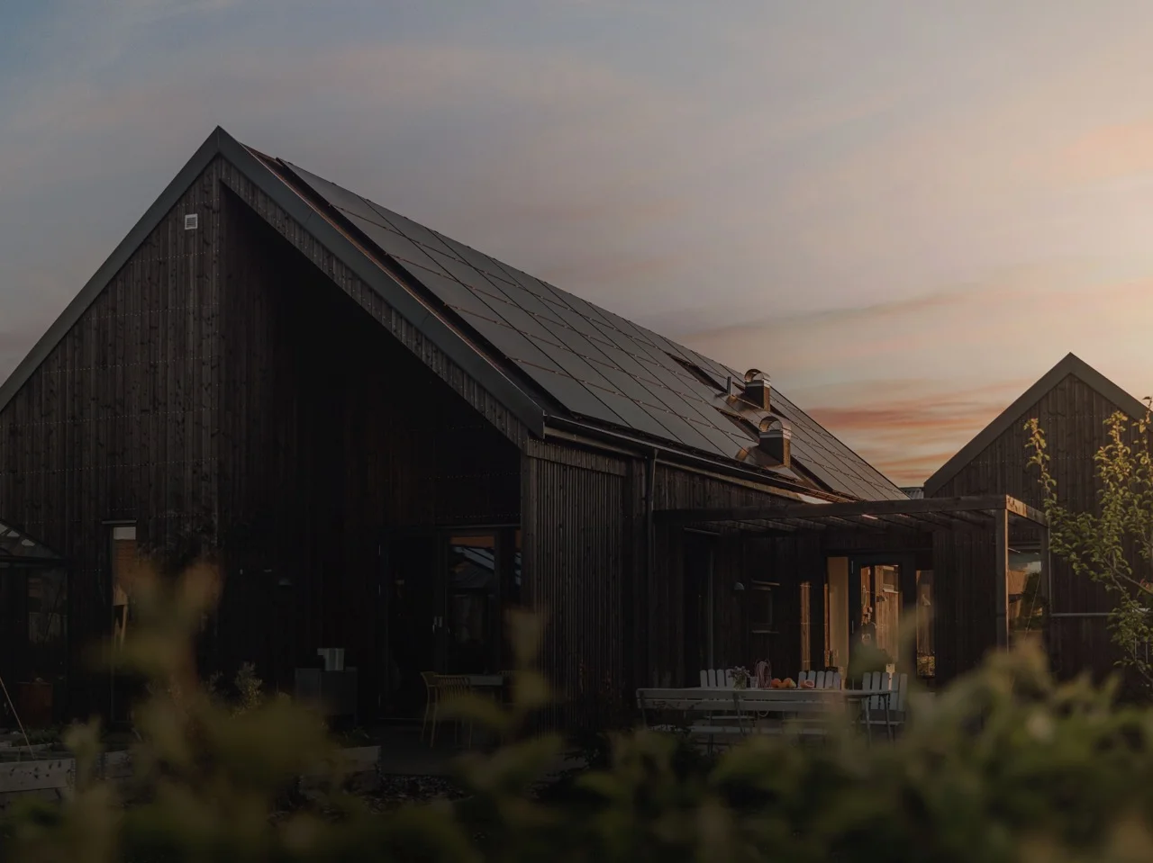 Haus mit Solarzellen, Batterie und Ladebox