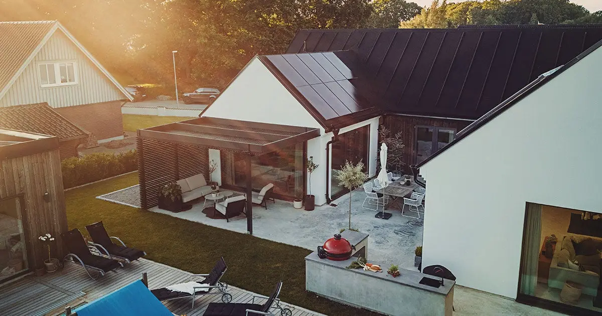 Hus med solpaneler och vit fasad