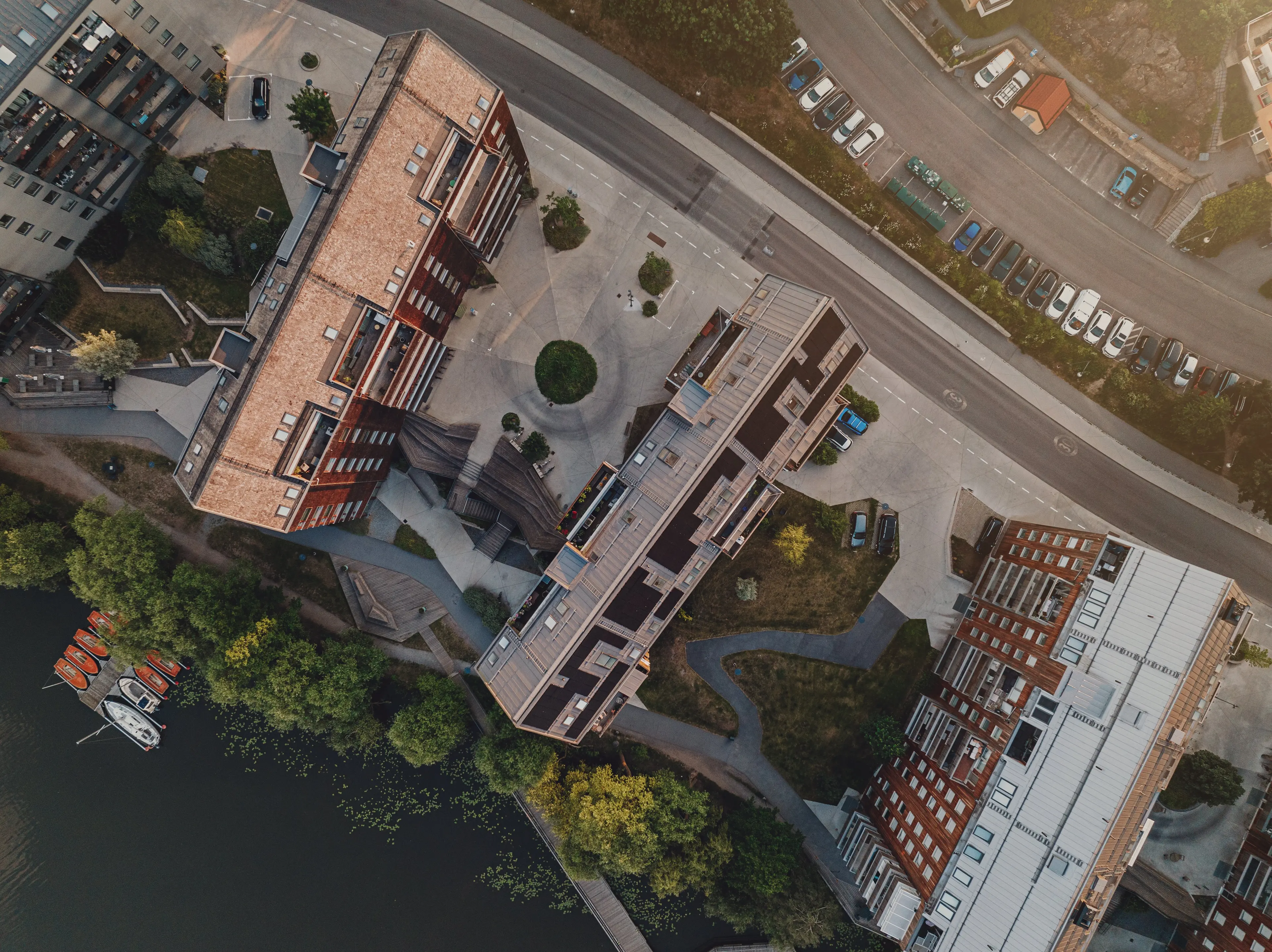 Ett kvarter med lägenhetshus och solceller på taket. BRF Vattendroppen i Sundbyberg.