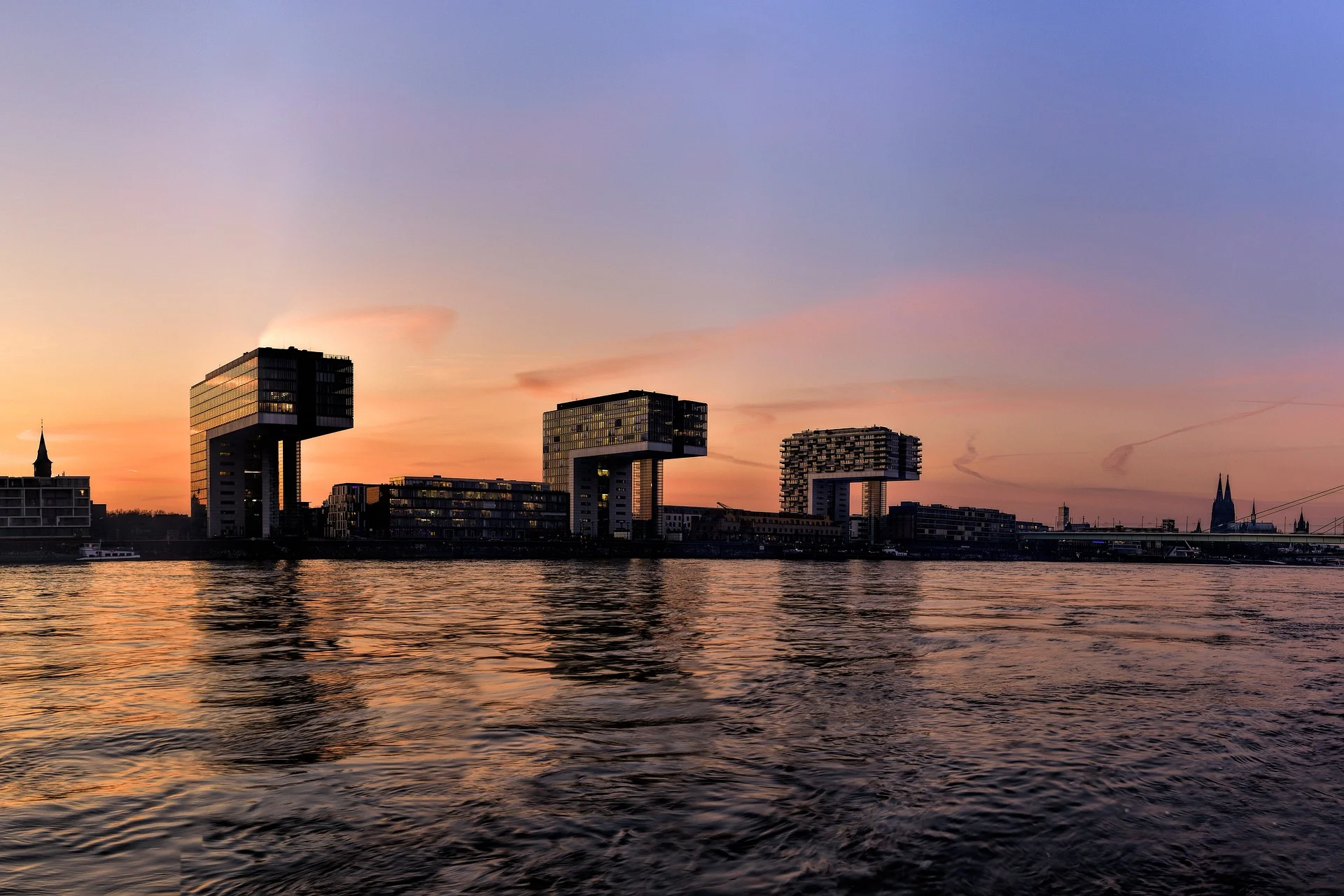 Photovoltaik Köln - im Hintergrund stehen die Krankhäuser und der Kölner Dom vor einem Sonnenuntergang