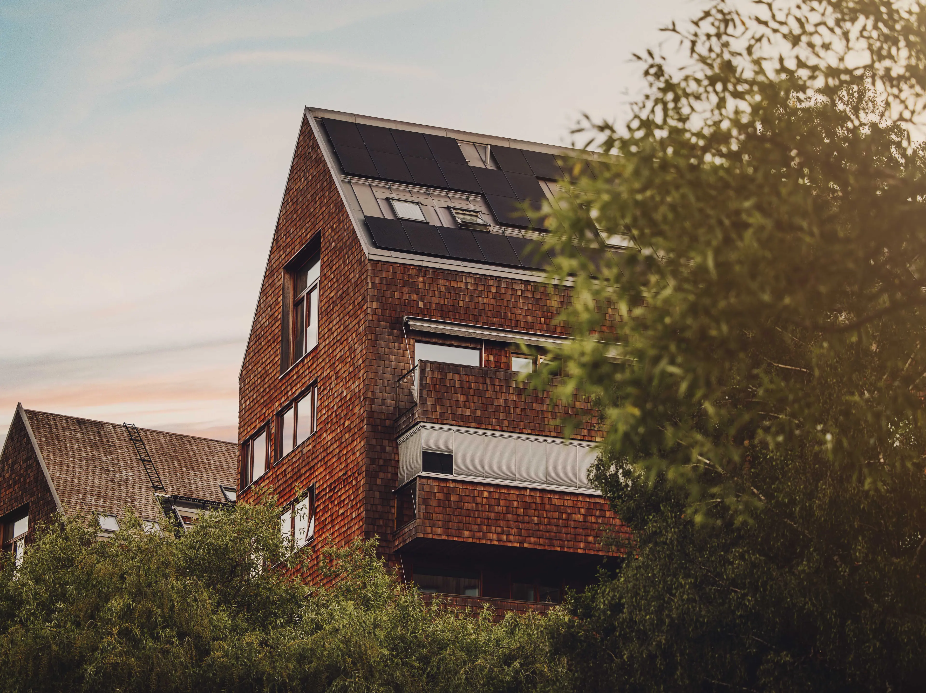 Mehrfamilienhaus mit Solaranlagen auf dem Dach