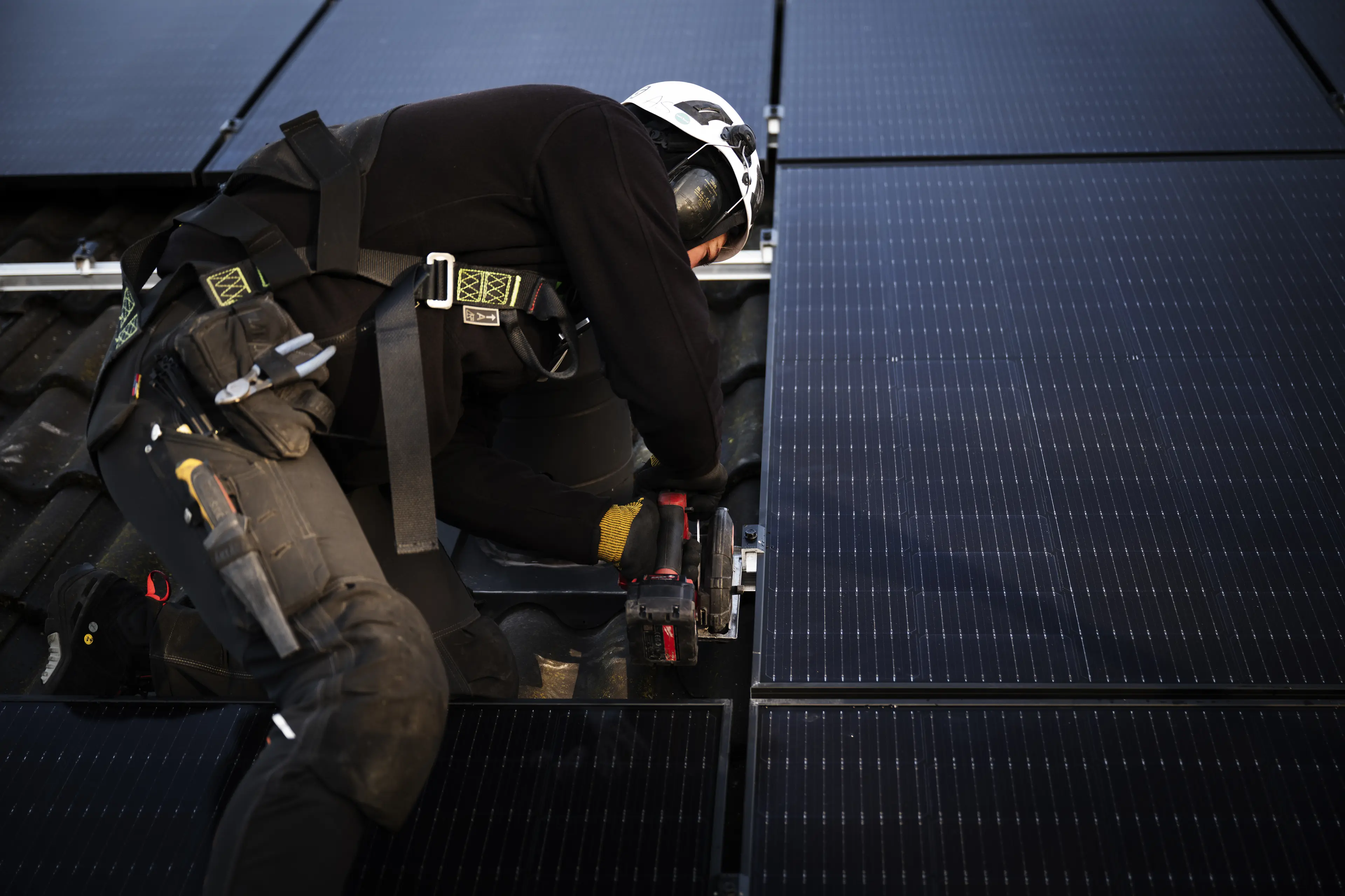 Installatör monterar solceller - Svea solar