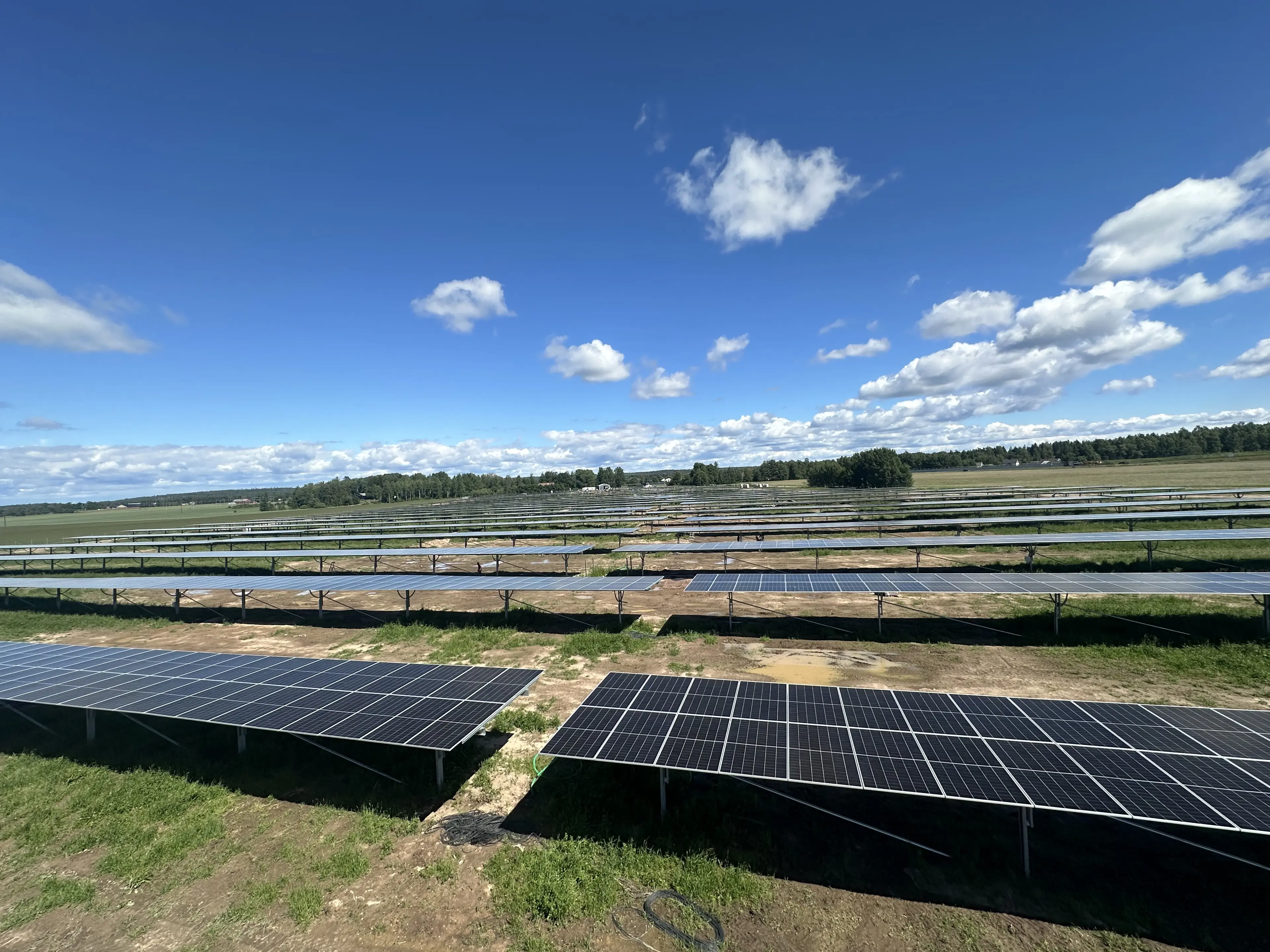 Hova solpark med odling mellan raderna