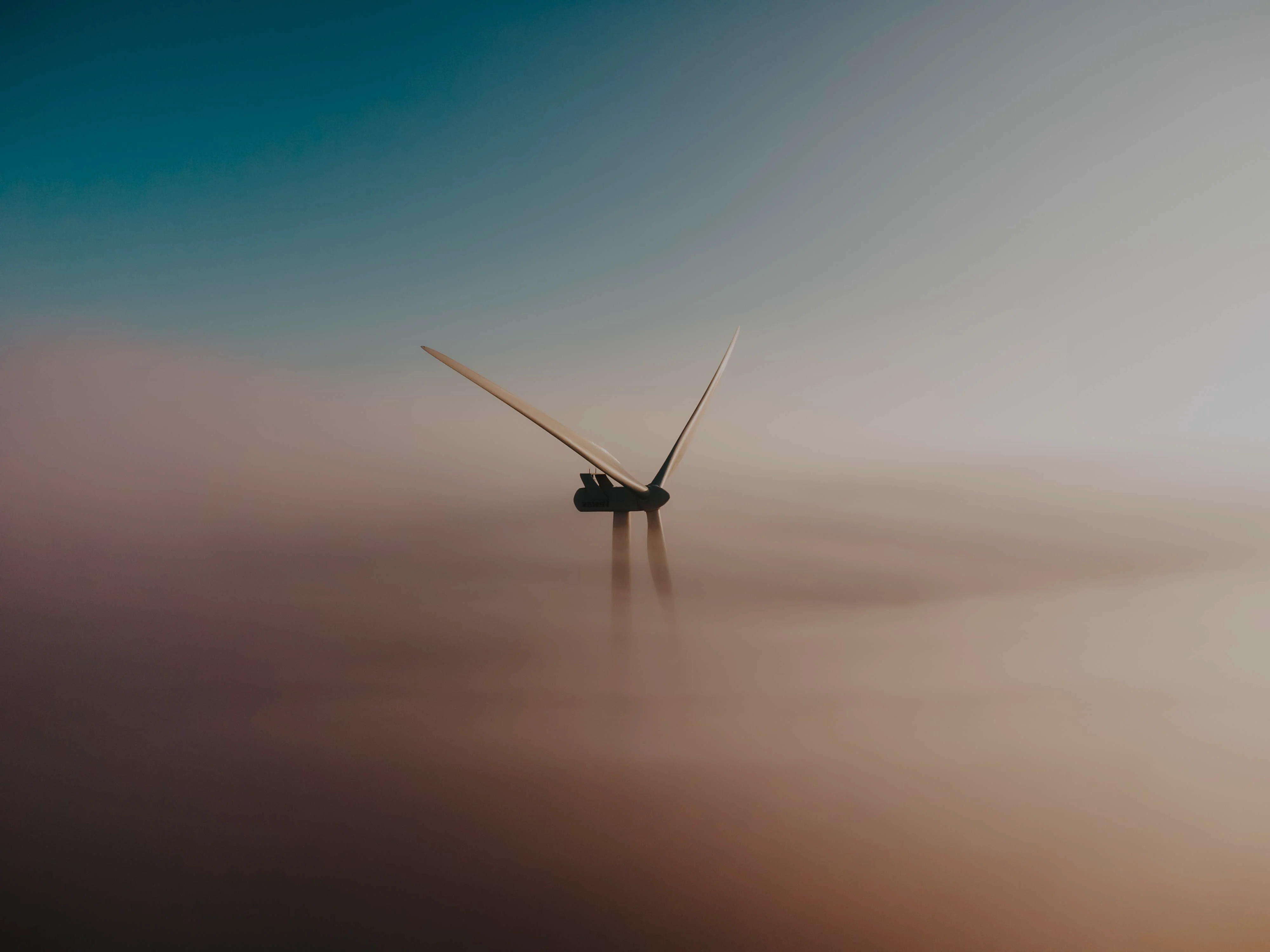 Windrad in den Wolken