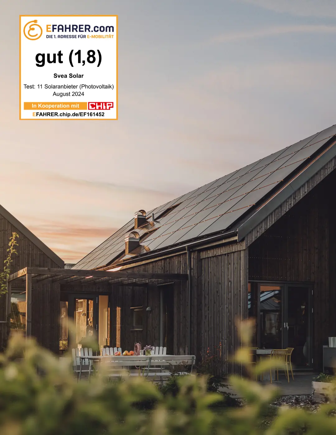 Haus mit PV in der Morgendämmerung & das E-Fahrer Siegel