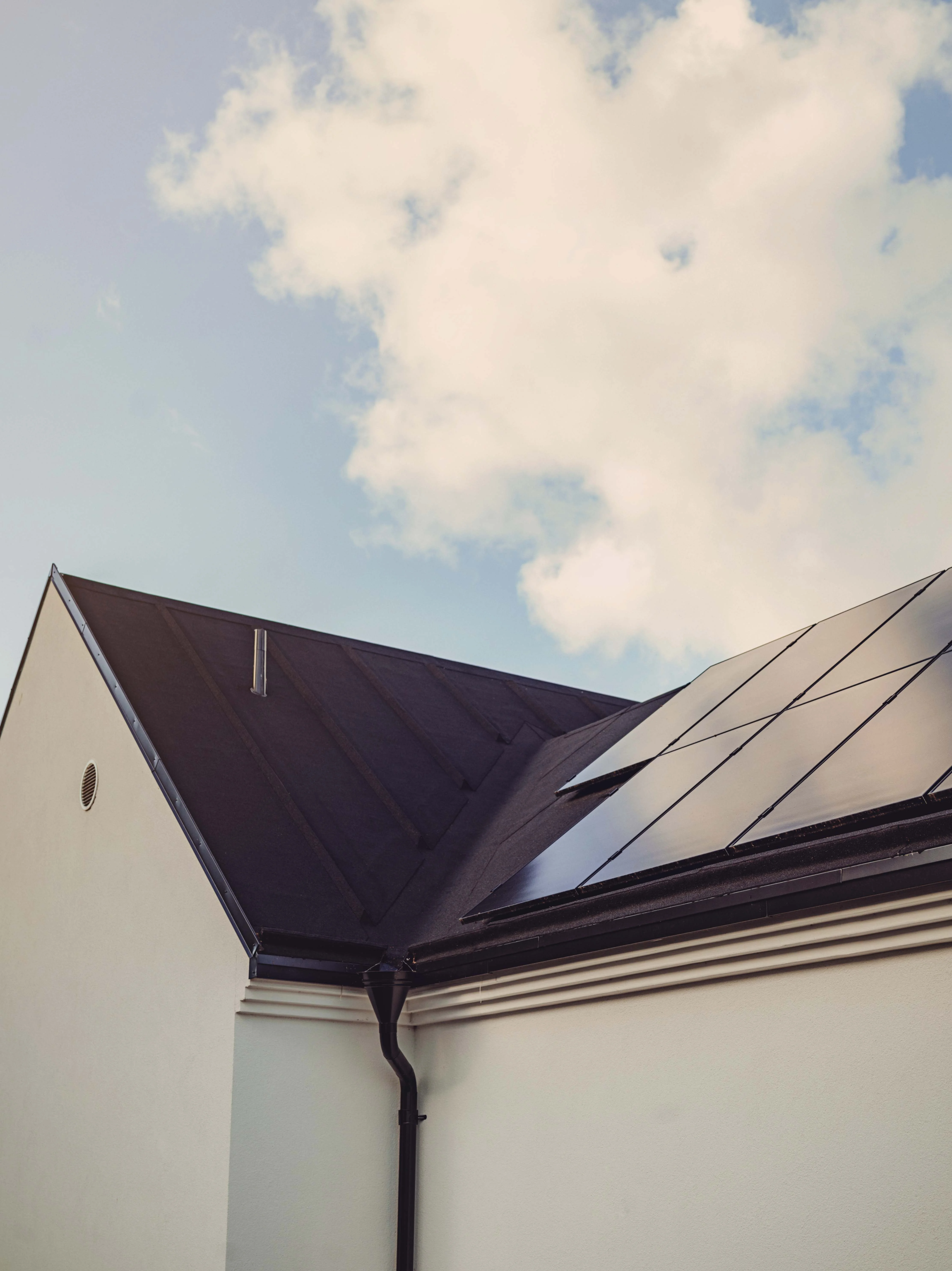Solceller på hus i södra Sverige.