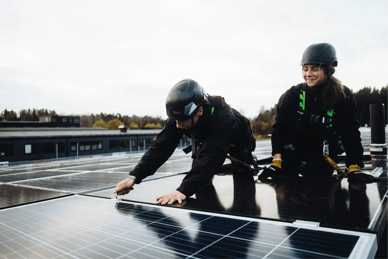 Två installatörer på taket med solceller