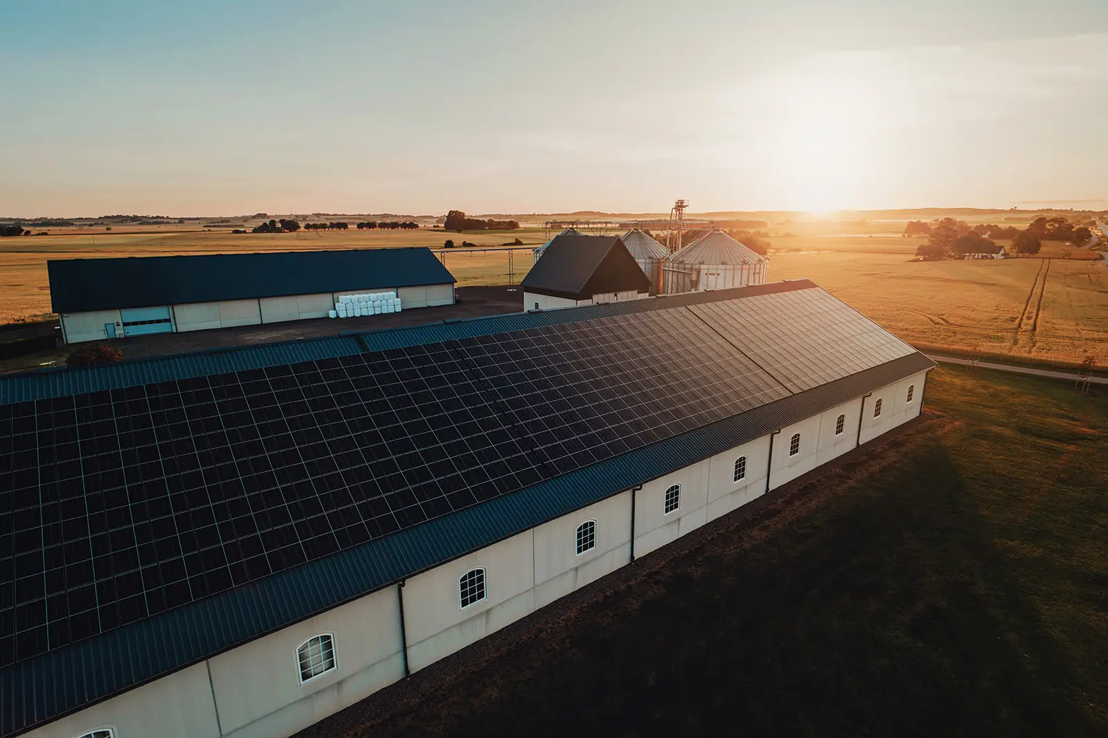 Jordbruksfastighet med solceller installerat på svart tak